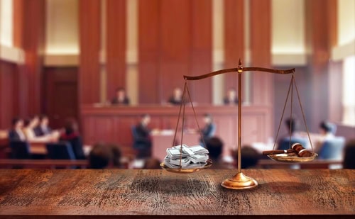 striking-image-scale-tipping-on-courtroom